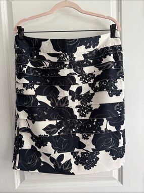 White House Black Market black and White Floral Pencil Skirt